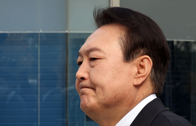 윤석열 대통령이 국무위원들과 함께 1일 서울 용산구 녹사평역 광장에 마련된 이태원 사고 사망자 합동분향소를 찾아 조문한 뒤 이동하고 있다. 연합뉴스