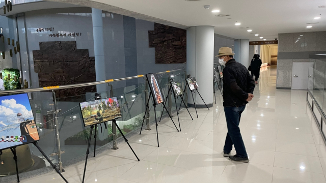낙동강호국평화기획전 호국사진전 관람객이 6·25전쟁을 재연한 장면 사진을 바라보고 있다. 이영욱 기자