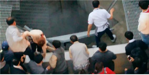 2014년 10월 17일 경기도 성남시 분당구 판교테크노밸리 야외 공연장 인근 지하주차장 환풍구 덮개가 무너져 16명이 사망하고 11명이 부상을 입었다. 사진은 인터넷 캡쳐