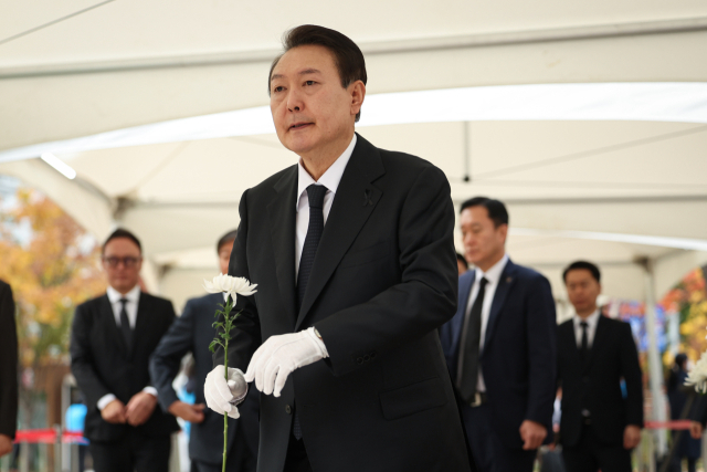 윤석열 대통령이 3일 오전 서울광장에 마련된 이태원 사고 사망자 합동분향소를 방문, 헌화를 위해 이동하고 있다. 연합뉴스