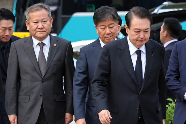 윤석열 대통령이 이태원 참사 엿새째인 3일 오전 서울광장에 마련된 합동분향소에 조문하기 위해 이상민 행정안전부 장관(왼쪽), 김대기 비서실장(가운데)과 이동하고 있다. 연합뉴스