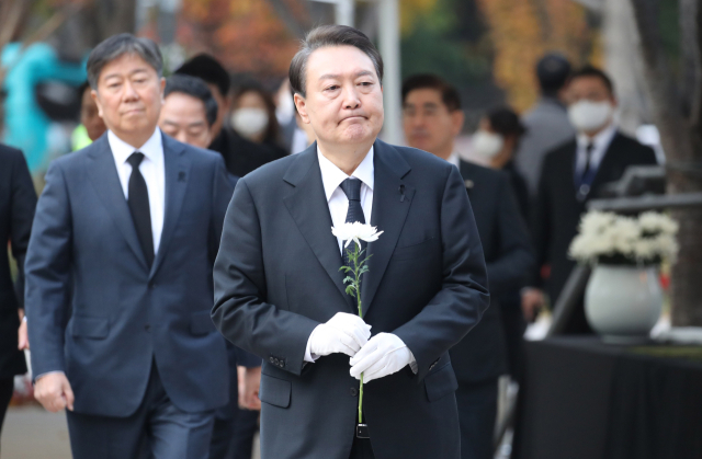 윤석열 대통령이 3일 오전 서울광장에 마련된 이태원 사고 사망자 합동분향소를 방문, 헌화를 위해 이동하고 있다. 연합뉴스