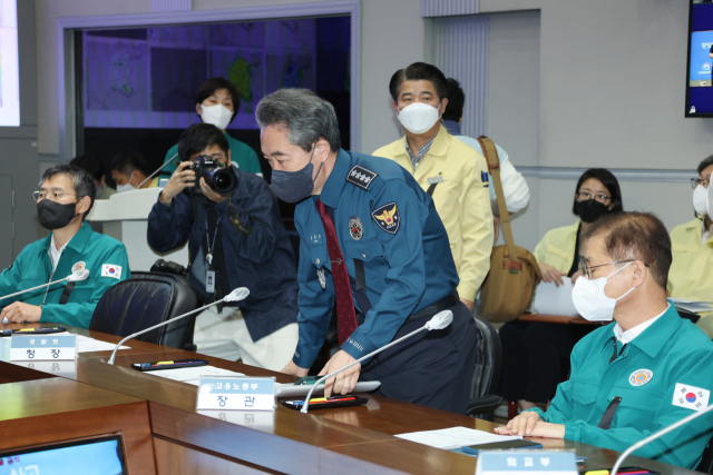 윤희근 경찰청장이 3일 정부서울청사 중앙재난안전대책본부 상황실에서 열린 이태원 사고 중대본 회의에 참석하고 있다. 연합뉴스