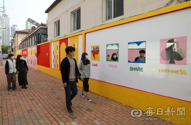3일 대구시 수성구 상동 골목길에 화사한 벽화가 조성돼 눈길을 끈다. 이 벽화는 수성구자원봉사센터가 자원봉사문화 확산을 위해 최근 만든 것으로, 주택 양쪽 담장을 따라 130m에 걸쳐 화려한 색채를 뽐낸다. 수성구자원봉사센터 최동엽 팀장은