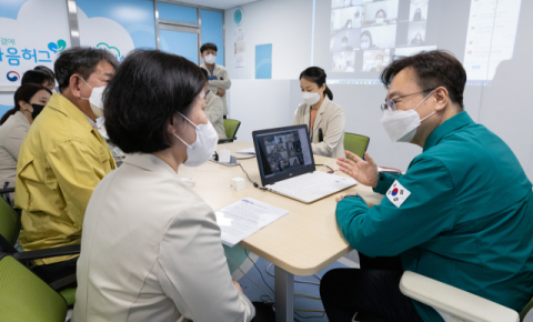조규홍 보건복지부 장관이 31일 서울 광진구 국가트라우마센터를 방문해 상황을 보고 받고 있다. 연합뉴스