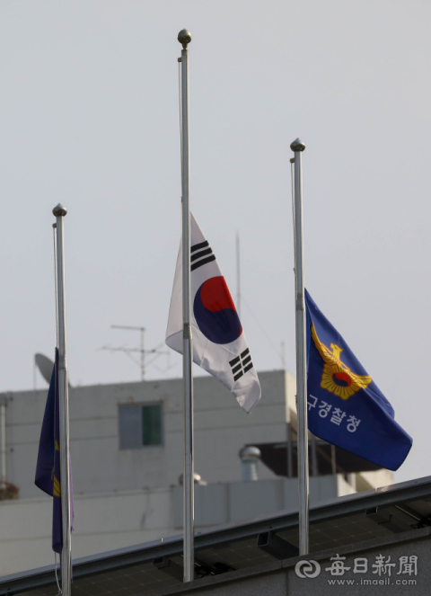 3일 대구 시내 한 경찰지구대에 게양된 조기가 바람에 펄럭이고 있다. 이태원 참사 부실 대응 관련 경찰 지휘부의 면피성 입장 표명에 대해 일선 경찰들의 반발이 거세다. 우태욱 기자 woo@imaeil.com