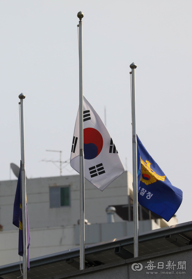 3일 대구 시내 한 경찰지구대에 게양된 조기가 바람에 펄럭이고 있다. 이태원 참사 부실 대응 관련 경찰 지휘부의 면피성 입장 표명에 대해 일선 경찰들의 반발이 거세다. 우태욱 기자 woo@imaeil.com