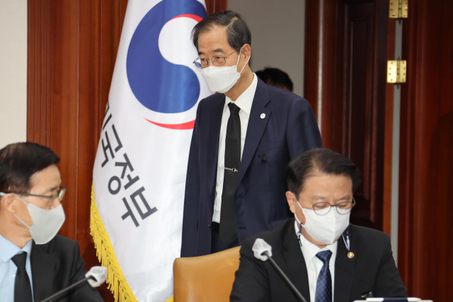 한덕수 국무총리가 3일 정부서울청사에서 열린 국정현안관계장관회의에 참석하고 있다. 연합뉴스