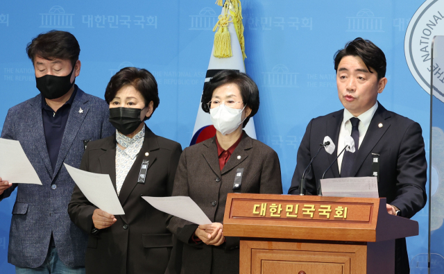 더불어민주당 의원 연구모임인 더좋은미래의 강훈식 대표(오른쪽)와 의원들이 3일 오후 서울 여의도 국회 소통관에서