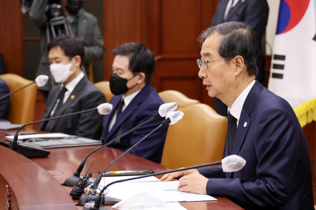 한덕수 국무총리가 3일 정부서울청사에서 열린 국정현안관계장관회의를 주재하고 있다. 연합뉴스