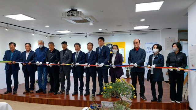 김진열 경북 군위군수와 박수현 군의회 의장, 군의원, 문화계 인사들이 시회전 테이프 커팅을 하고 있다. 군위군 제공