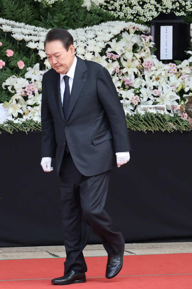 윤석열 대통령이 이태원 참사 엿새째인 3일 오전 서울광장에 마련된 합동분향소를 조문하고 있다. 연합뉴스