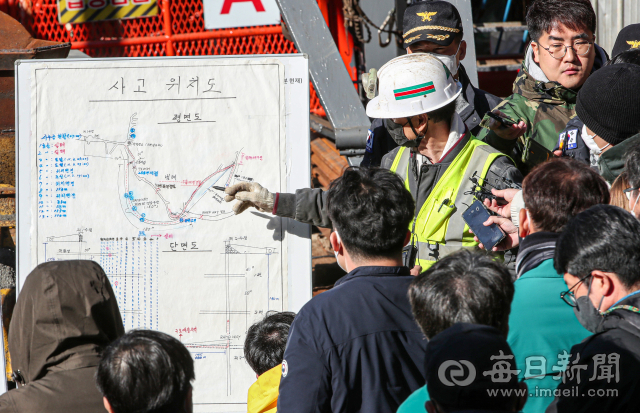 경북 봉화군 광산 매몰 사고 9일째인 4일 오전 구조 당국이 언론 브리핑을 하고 있다. 안성완 기자 asw0727@imaeil.com