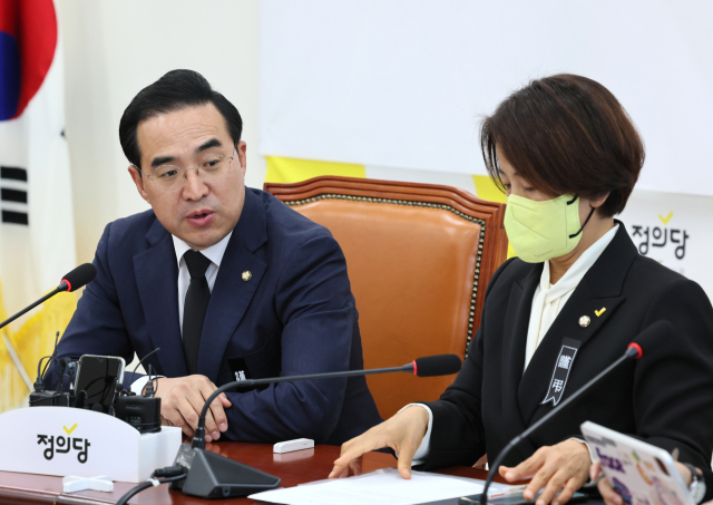 더불어민주당 박홍근 원내대표가 4일 오전 국회 정의당 이은주 원내대표를 예방, 발언하고 있다. 연합뉴스