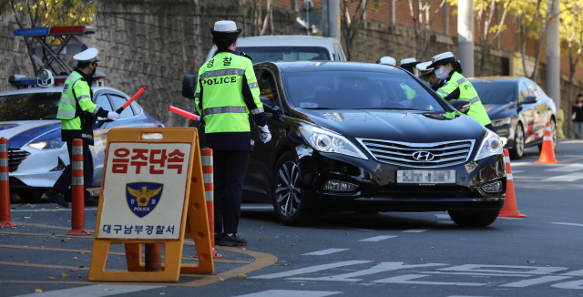 대구 남구 대명동에서 경찰이 음주단속을 하고 있다. 매일신문DB