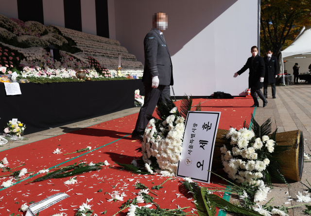 4일 오후 서울 중구 시청 앞 서울광장에 마련된 이태원 참사 희생자 합동 분향소에 윤석열 대통령과 오세훈 서울시장의 근조화환이 쓰러져 있다. 화환은 이번 참사로 아들을 잃은 한 유족이 쓰러뜨렸다. 연합뉴스