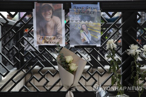 이태원 참사에서 숨진 미국인을 추모하는 꽃다발. 연합뉴스