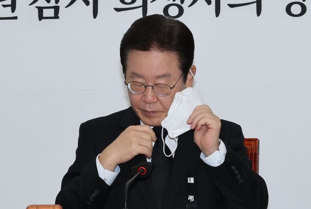 더불어민주당 이재명 대표가 4일 오전 서울 여의도 국회에서 열린 최고위원회의에서 발언을 하기 위해 마스크를 벗고 있다. 연합뉴스