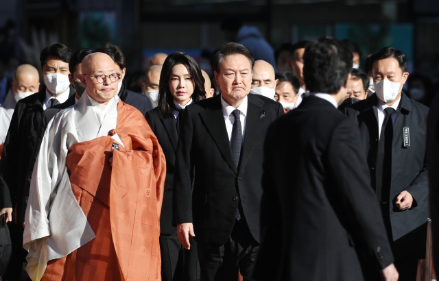 윤석열 대통령과 김건희 여사가 4일 오후 서울 종로구 조계사에서 열린 