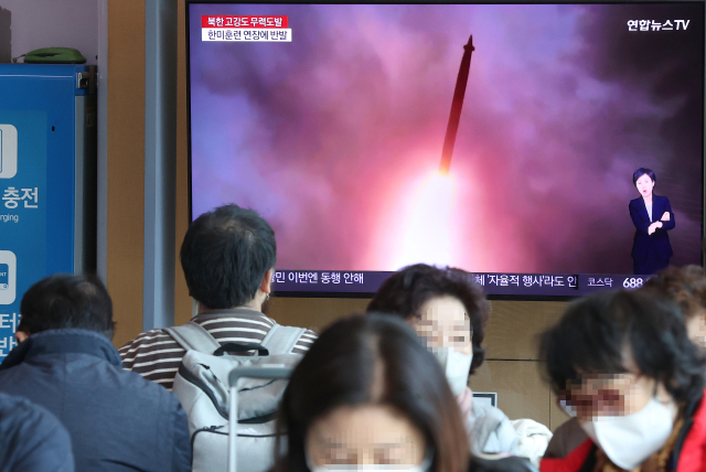 북한이 지난 3일 오후 11시 28분께부터 강원 금강군 일대에서 동해상으로 포병 사격 80여 발을 가한 4일 서울역 대합실에서 시민들이 관련 뉴스를 보고 있다. 연합뉴스