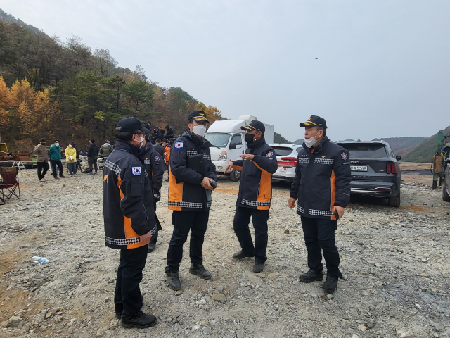 윤영돈 봉화소방서장과 직원들이 현장 상황을 점검하고 있다. 마경대 기자