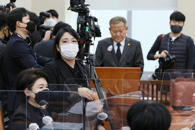 이상민 행정안전부 장관이 1일 오후 국회에서 열린 행정안전위원회 전체회의에서 이태원 참사와 관련해 현안 보고하고 있는 가운데 기본소득당 용혜인 의원이 여야 합의로 질의를 하지 않기로 한 것에 대해 항의하며 퇴장하고 있다. 연합뉴스