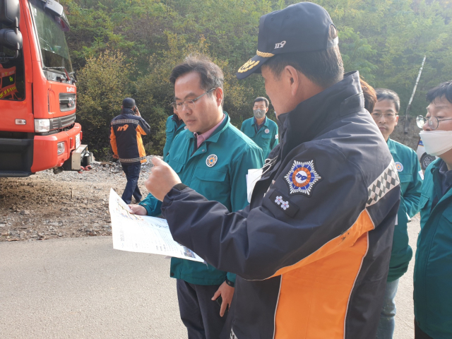 김학홍 경북도 행정부지사가 구조 진행상황을 점검하고 있다. 경북 소방본부 제공