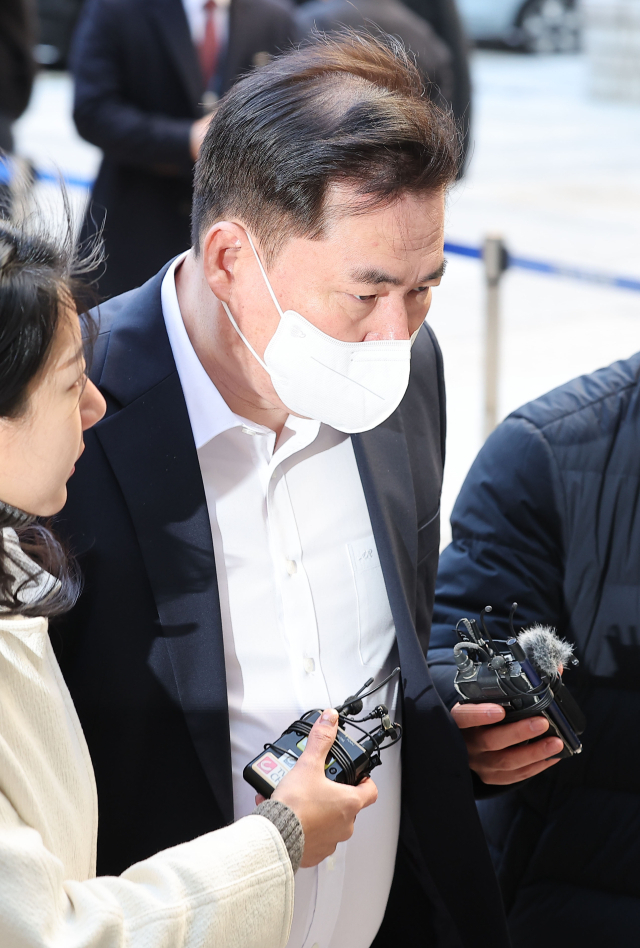 유동규 전 성남도시개발공사 본부장이 4일 오전 서울 서초동 서울중앙지법에서 열리는 대장동 개발 사업 로비·특혜 의혹 관련 속행 공판에 출석하고 있다. 연합뉴스