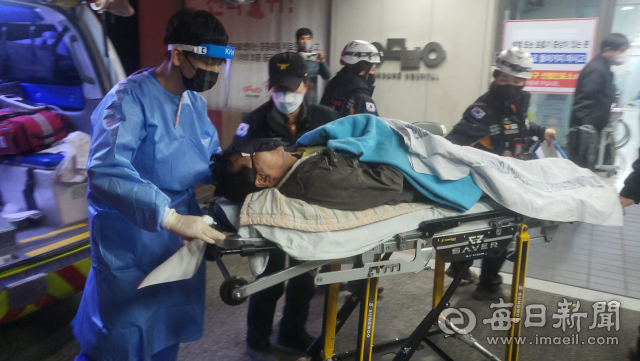 경북 봉화 아연광산에서 사고발생 10일 만에 극적으로 구조된 광부 2명이 치료를 받기 위해 안동병원으로 들어오고 있다. 윤영민 기자