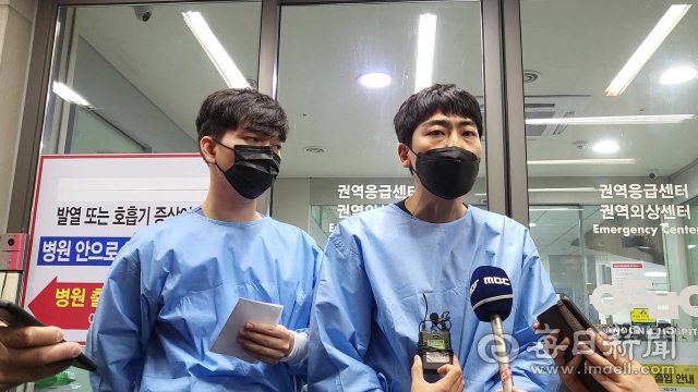 안동병원 응급의학과 의사들이 구조된 광부 2명의 건강 검진 결과를 브리핑하고 있다. 윤영민 기자