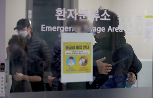 경북 봉화군 아연 광산에서 발생한 매몰사고로 갱도에 고립됐던 작업자가 221시간만에 무사히 생환했다. 5일 경북 안동병원에서 매몰 생존자 가족들이 포옹을 하며 기뻐하고 있다. 김영진 기자 kyjmaeil@imaeil.com