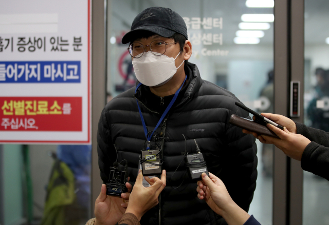 경북 봉화군 아연 광산에서 발생한 매몰사고로 갱도에 고립됐던 작업자가 221시간만에 무사히 생환했다. 5일 경북 안동병원에서 작업반장 생존자 첫째 아들 박근형씨가 소감을 밝히고 있다. 김영진 기자 kyjmaeil@imaeil.com