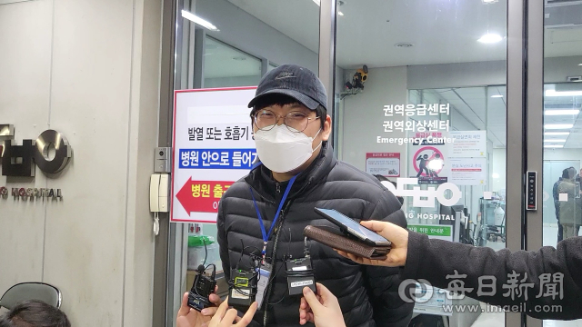 병실에서 아버지를 만난 아들 박근형 씨가 아버지와 나눈 대화 내용을 전하고 있다. 윤영민 기자