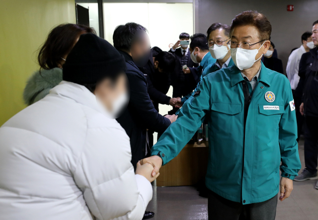 5일 오후 경북 안동병원에서 봉화 광산 매몰사고 생환 가족과 이철우 경상북도지사가 악수를 하고 있다. 김영진 기자 kyjmaeil@imaeil.com