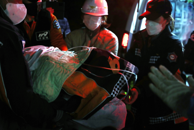 박세진 기자 경북 봉화군 아연 채굴 광산 매몰사고 열흘째인 4일 오후 11시께 고립됐던 작업자 2명이 생환한 가운데 5일 새벽 안동병원에 도착하고 있다. 연합뉴스