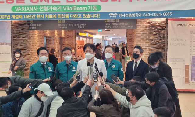 방종효 안동병원 신경내과 과장이 5일 병원 1층에서 봉화 광산에 고립됐다 구조된 광부들의 건강 상태에 대해 설명하고 있다. 김영진 기자