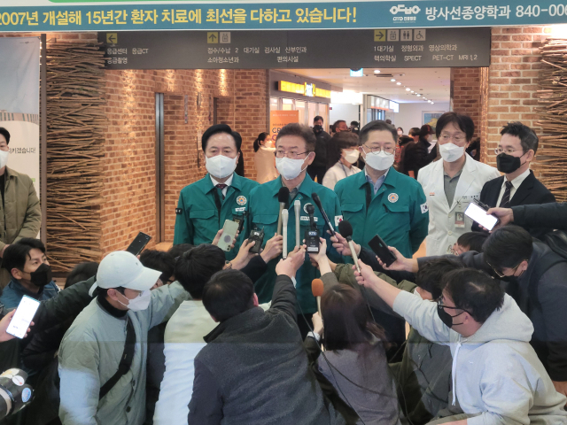 이철우 경북도지사가 5일 안동병원에서 봉화 광산에서 고립됐다 구조된 광부들과 관련한 언론 브리핑을 하고 있다. 김영진 기자