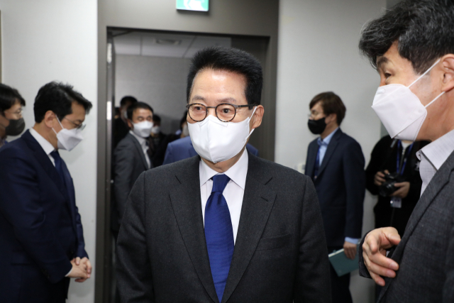 박지원 전 국가정보원장이 27일 오전 국회 의원회관에서 더불어민주당 윤석열정권정치탄압대책위원회 주최로 열린 서해 공무원 피격 사건 및 흉악범죄자 추방 사건 관련 기자회견에 참석하고 있다. 연합뉴스