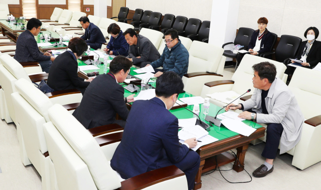 안동시의회 문화복지정책연구회(회장 우창하 의원, 사진 오른쪽)가 연구과제를 선정하는 등 본격 활동에 나섰다. 안동시의회 제공