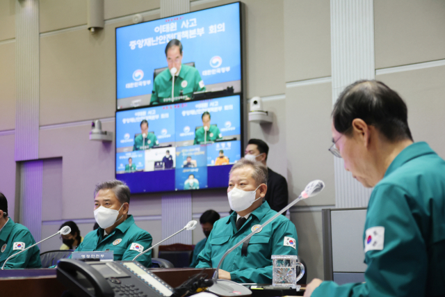한덕수 국무총리가 5일 정부서울청사 중앙재난안전대책본부 상황실에서 열린 이태원 사고 중대본 회의를 주재하고 있다. 연합뉴스