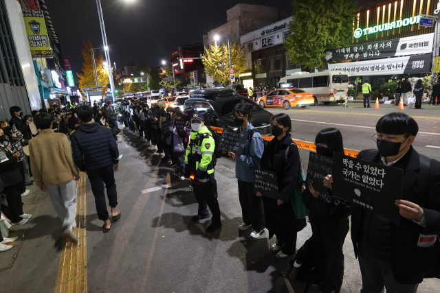 청년정의당·청년진보당·청년녹색당 등 청년 당원들과 청년하다·진보대학생네트워크 등 청년 단체가 모여 결성한 이태원 참사 청년 추모행동 관계자들이 3일 오후 서울 용산구 이태원역 인근에서 희생자를 추모하고 참사를 막지 못한 정부를 규탄하는 침묵 시위를 하고 있다. 연합뉴스