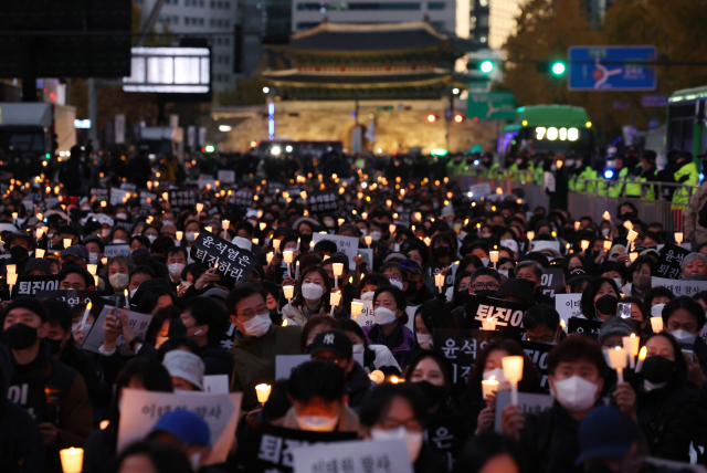 5일 시청역 인근에서 핼러윈데이 이태원 참사 희생자 추모 및 정부 규탄 촛불집회가 열리고 있다. 연합뉴스