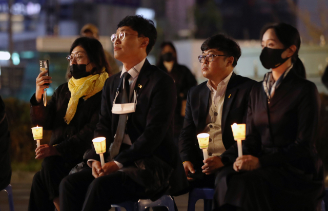 3일 오후 광주 동구 5·18 민주광장에서 정의당 광주시당 주관으로 이태원 참사 희생자들을 추모하고 책임자를 규탄하는 침묵 촛불집회가 열리고 있다. 연합뉴스