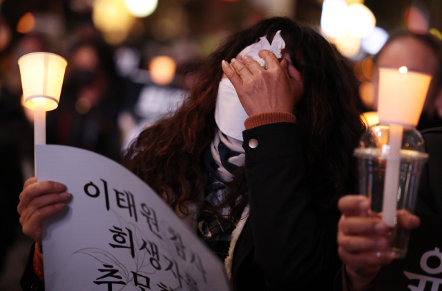 5일 시청역 인근에서 핼러윈데이 이태원 참사 희생자 추모 및 정부 규탄 촛불집회가 열리고 있다. 연합뉴스