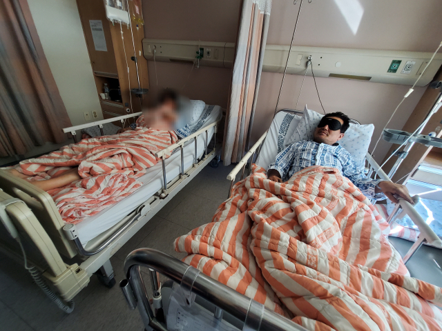 봉화 광산 매몰 사고 현장에서 극적으로 생환한 광부 박정하(62·오른쪽) 씨와 보조작업자 박씨(56)가 안동병원에 입원 가료중이다. 연합뉴스