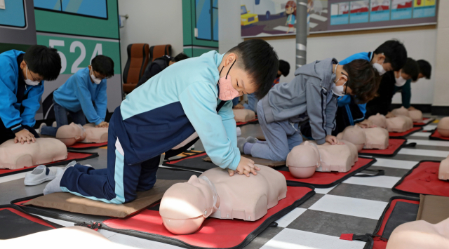 서울 이태원 참사를 계기로 심폐소생술(CPR) 등 안전교육이 중요시 되고 있는 가운데 1일 대구 달서구 성지초등학교 안전체험교실에서 학생들이 심폐소생술 교육을 받고 있다. 김영진 기자 kyjmaeil@imaeil.com
