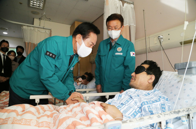 이철우 경북도지사와 권기창 안동시장이 지난 5일 안동병원을 찾아 봉화 광산 매몰사고에서 구조된 환자들을 만나 진심어린 빠른쾌유를 기원하는 모습. 안동시 제공