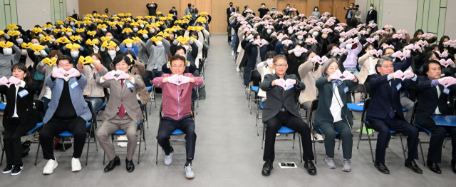 경북도는 지난 4일 대화기부운동 출범식을 열고 외로움 달래기를 통한 마음복지를 시작한다고 6일 밝혔다. 경북도 제공