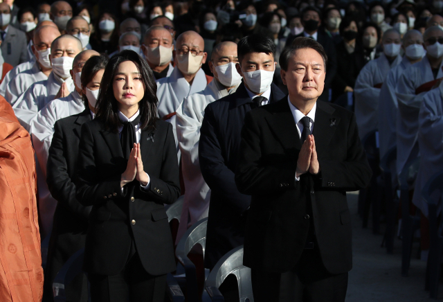 윤석열 대통령과 김건희 여사가 4일 오후 서울 종로구 조계사에서 열린 