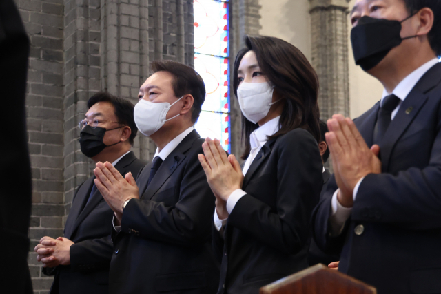 윤석열 대통령과 김건희 여사가 6일 서울 중구 명동성당에서 열린 이태원 참사 희생자 추모미사에 참석하고 있다. 연합뉴스